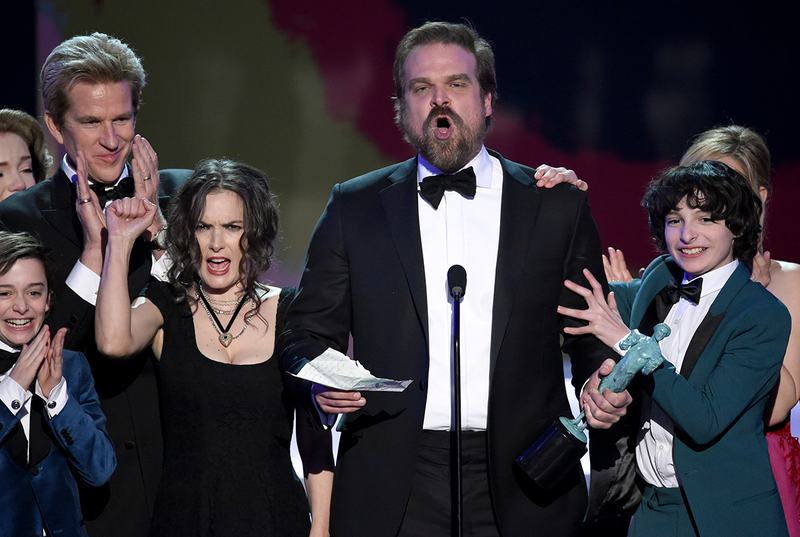David Harbour, en el centro, durante su discurso en la gala SAG